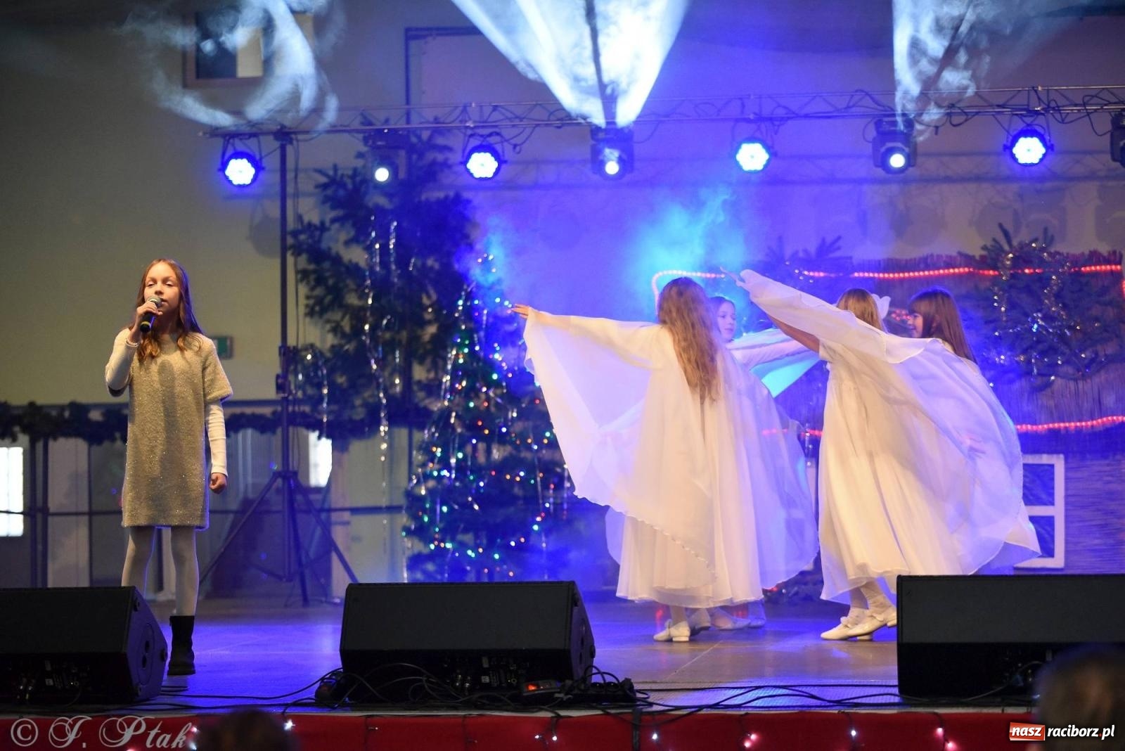 Zdjęcie w galerii na portalu naszraciborz.pl: Tańce, śpiewy i smakołyki. Pietrowicki kiermasz bożonarodzeniowy [FOTO i WIDEO] wiadomości z regionu