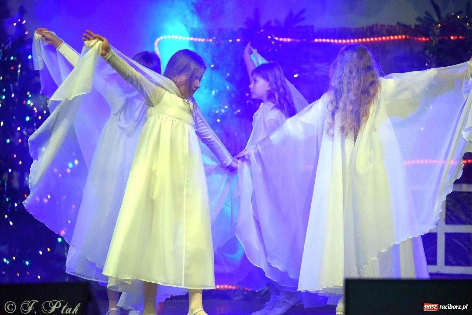 Zdjęcie w galerii na portalu naszraciborz.pl: Tańce, śpiewy i smakołyki. Pietrowicki kiermasz bożonarodzeniowy [FOTO i WIDEO] wiadomości z regionu