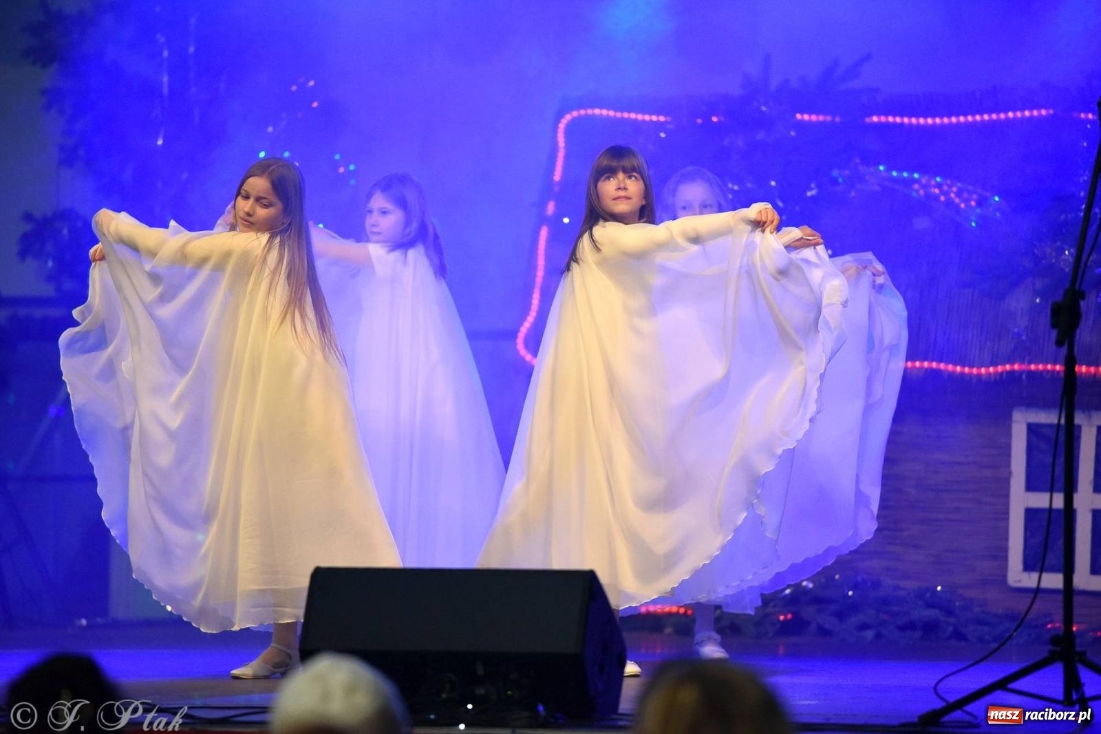 Zdjęcie w galerii na portalu naszraciborz.pl: Tańce, śpiewy i smakołyki. Pietrowicki kiermasz bożonarodzeniowy [FOTO i WIDEO] wiadomości z regionu