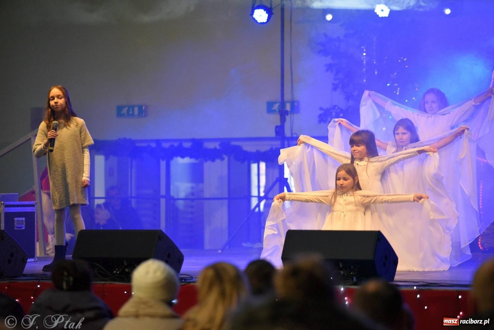 Zdjęcie w galerii na portalu naszraciborz.pl: Tańce, śpiewy i smakołyki. Pietrowicki kiermasz bożonarodzeniowy [FOTO i WIDEO] wiadomości z regionu