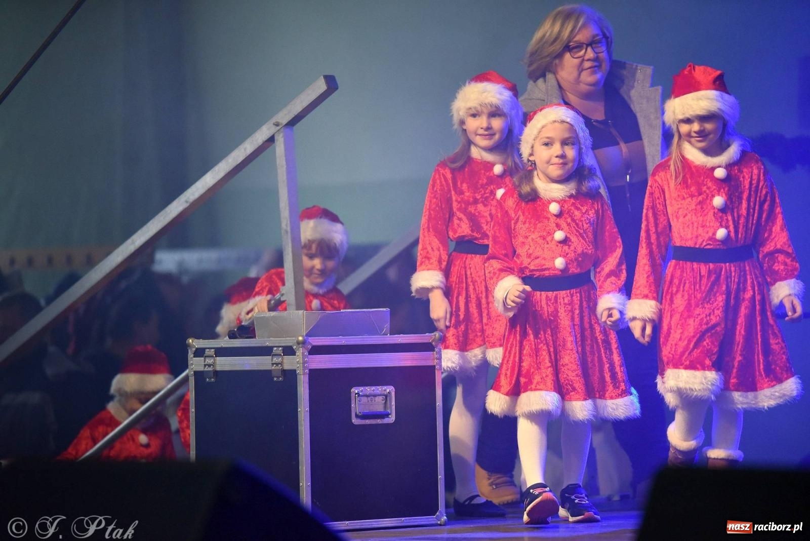 Zdjęcie w galerii na portalu naszraciborz.pl: Tańce, śpiewy i smakołyki. Pietrowicki kiermasz bożonarodzeniowy [FOTO i WIDEO] wiadomości z regionu