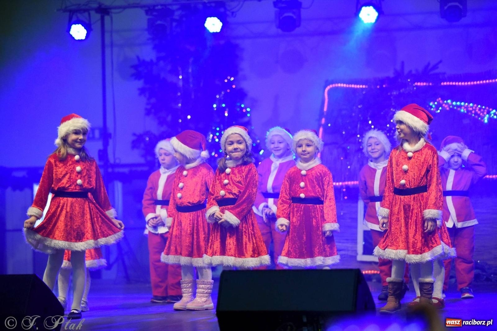 Zdjęcie w galerii na portalu naszraciborz.pl: Tańce, śpiewy i smakołyki. Pietrowicki kiermasz bożonarodzeniowy [FOTO i WIDEO] wiadomości z regionu