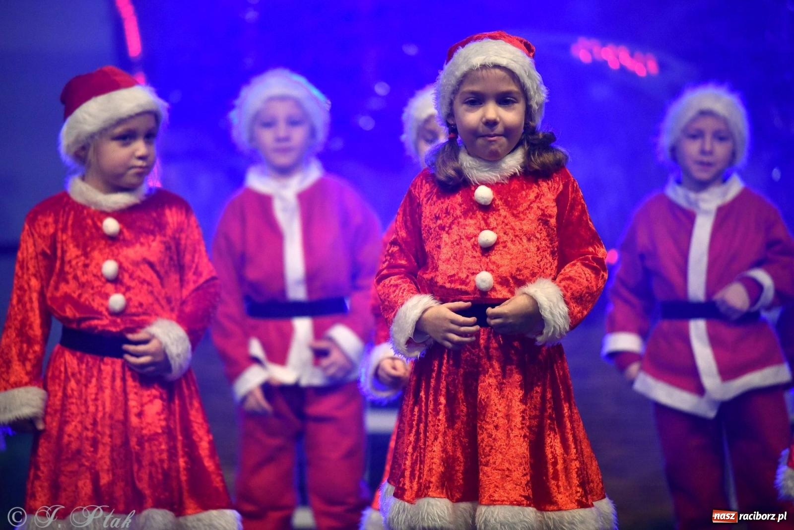 Zdjęcie w galerii na portalu naszraciborz.pl: Tańce, śpiewy i smakołyki. Pietrowicki kiermasz bożonarodzeniowy [FOTO i WIDEO] wiadomości z regionu