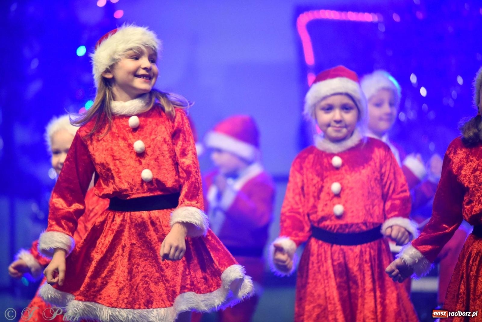 Zdjęcie w galerii na portalu naszraciborz.pl: Tańce, śpiewy i smakołyki. Pietrowicki kiermasz bożonarodzeniowy [FOTO i WIDEO] wiadomości z regionu