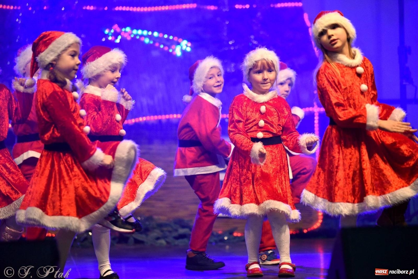 Zdjęcie w galerii na portalu naszraciborz.pl: Tańce, śpiewy i smakołyki. Pietrowicki kiermasz bożonarodzeniowy [FOTO i WIDEO] wiadomości z regionu