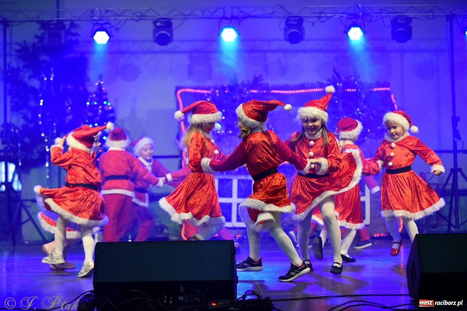 Zdjęcie w galerii na portalu naszraciborz.pl: Tańce, śpiewy i smakołyki. Pietrowicki kiermasz bożonarodzeniowy [FOTO i WIDEO] wiadomości z regionu