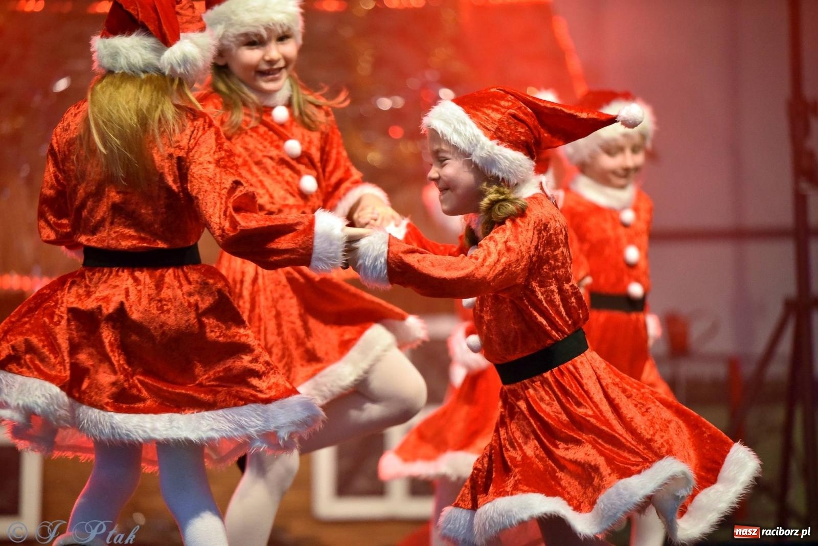 Zdjęcie w galerii na portalu naszraciborz.pl: Tańce, śpiewy i smakołyki. Pietrowicki kiermasz bożonarodzeniowy [FOTO i WIDEO] wiadomości z regionu