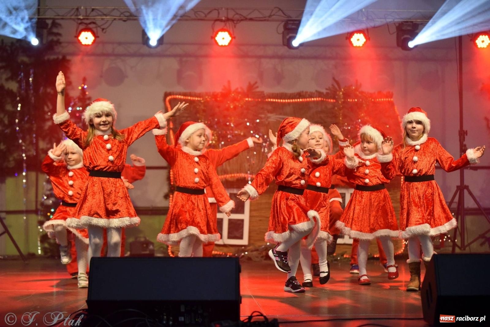 Zdjęcie w galerii na portalu naszraciborz.pl: Tańce, śpiewy i smakołyki. Pietrowicki kiermasz bożonarodzeniowy [FOTO i WIDEO] wiadomości z regionu