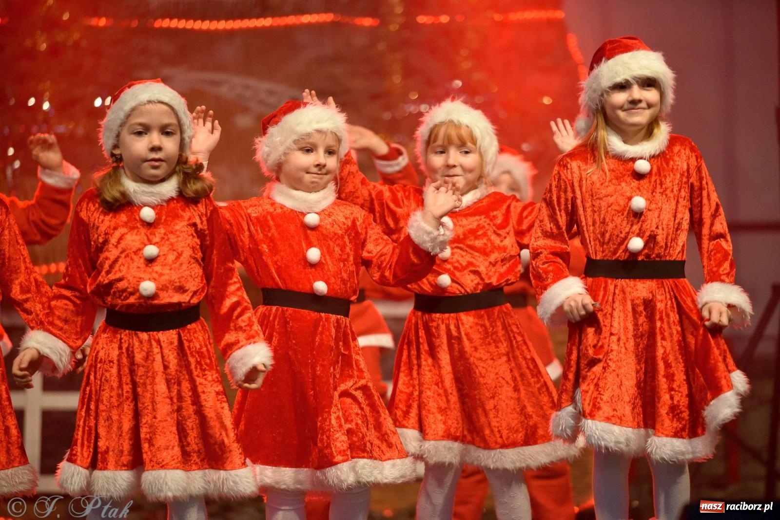 Zdjęcie w galerii na portalu naszraciborz.pl: Tańce, śpiewy i smakołyki. Pietrowicki kiermasz bożonarodzeniowy [FOTO i WIDEO] wiadomości z regionu