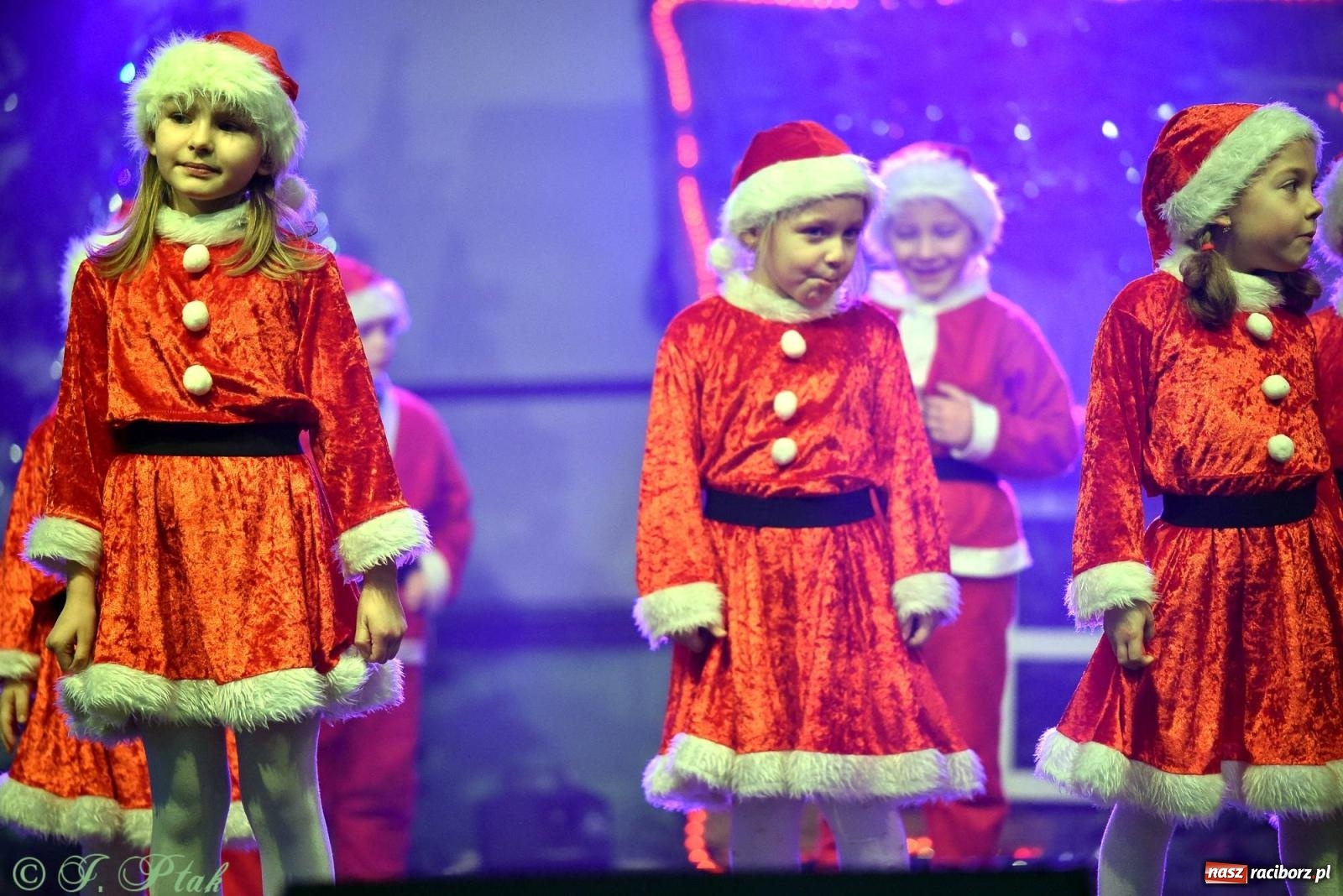 Zdjęcie w galerii na portalu naszraciborz.pl: Tańce, śpiewy i smakołyki. Pietrowicki kiermasz bożonarodzeniowy [FOTO i WIDEO] wiadomości z regionu