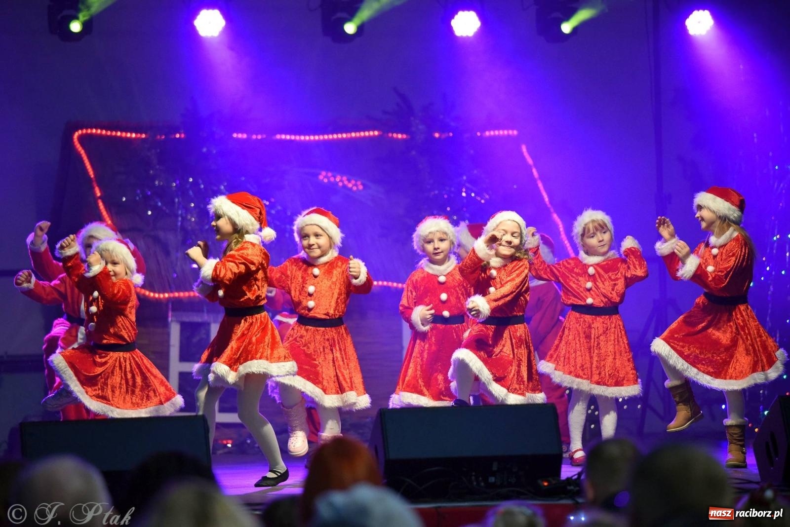 Zdjęcie w galerii na portalu naszraciborz.pl: Tańce, śpiewy i smakołyki. Pietrowicki kiermasz bożonarodzeniowy [FOTO i WIDEO] wiadomości z regionu