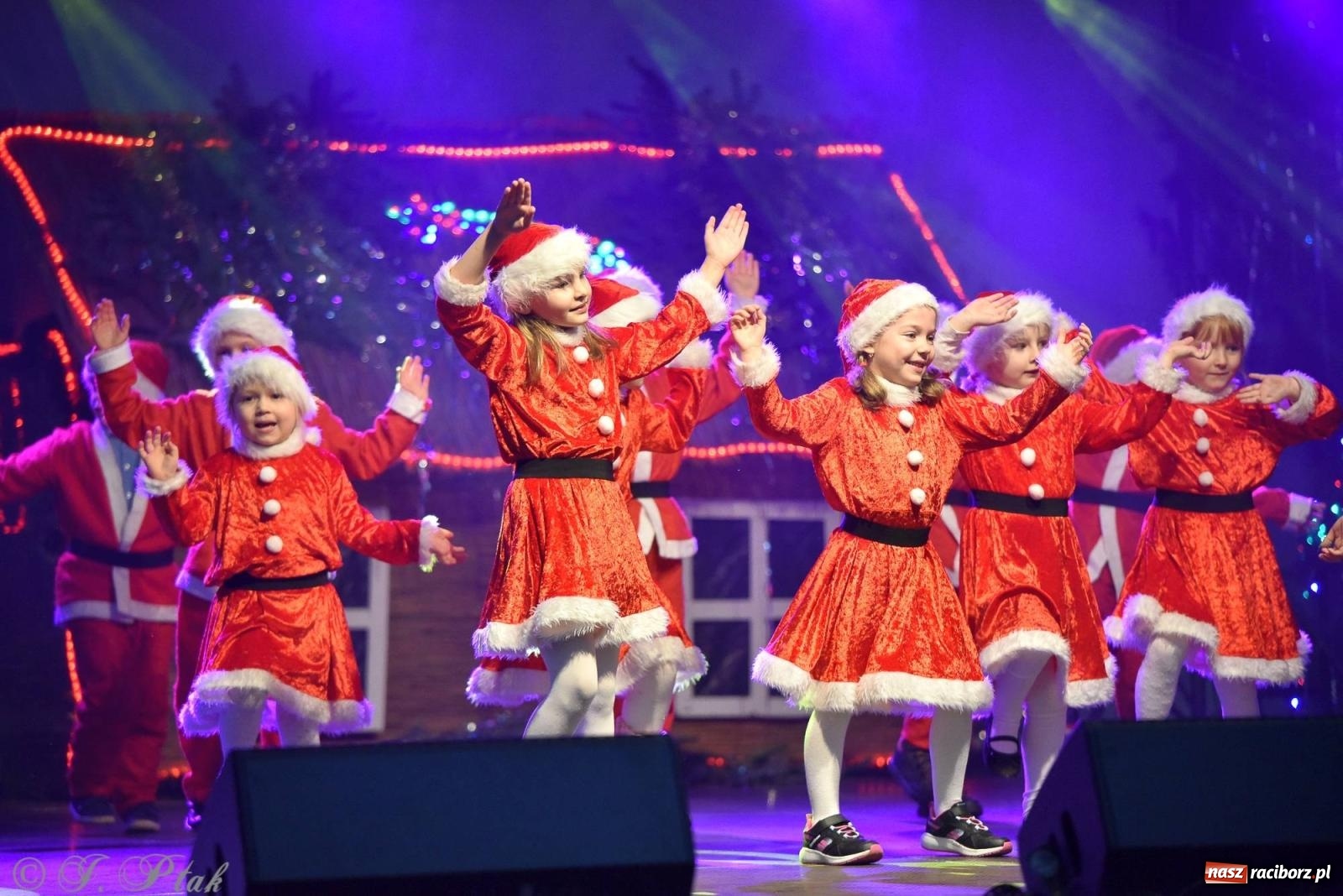 Zdjęcie w galerii na portalu naszraciborz.pl: Tańce, śpiewy i smakołyki. Pietrowicki kiermasz bożonarodzeniowy [FOTO i WIDEO] wiadomości z regionu