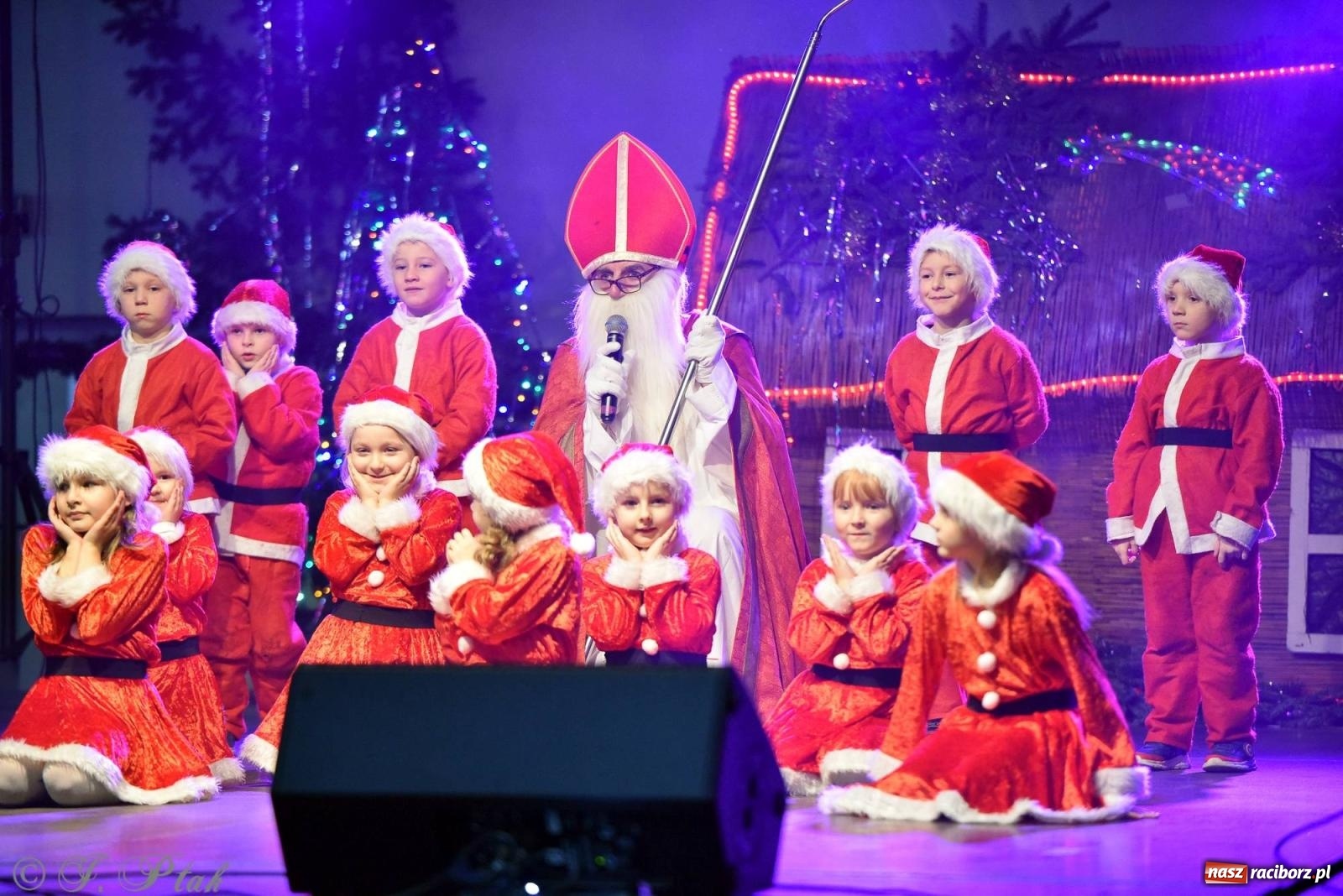 Zdjęcie w galerii na portalu naszraciborz.pl: Tańce, śpiewy i smakołyki. Pietrowicki kiermasz bożonarodzeniowy [FOTO i WIDEO] wiadomości z regionu