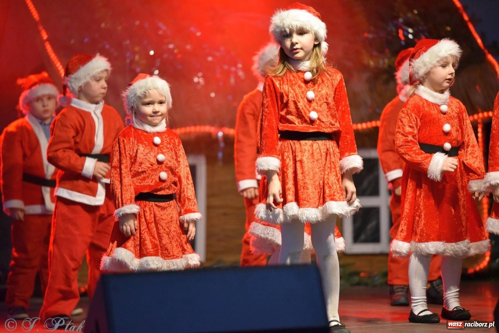 Zdjęcie w galerii na portalu naszraciborz.pl: Tańce, śpiewy i smakołyki. Pietrowicki kiermasz bożonarodzeniowy [FOTO i WIDEO] wiadomości z regionu