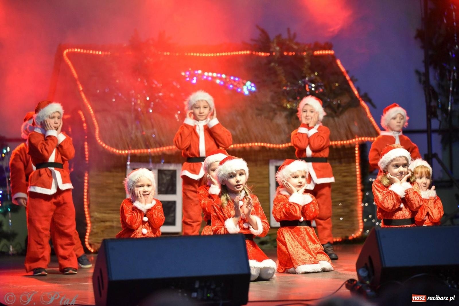 Zdjęcie w galerii na portalu naszraciborz.pl: Tańce, śpiewy i smakołyki. Pietrowicki kiermasz bożonarodzeniowy [FOTO i WIDEO] wiadomości z regionu