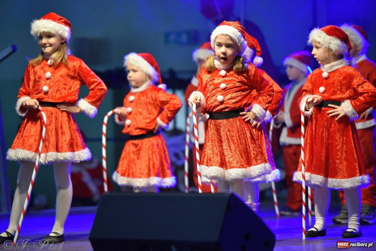 Zdjęcie w galerii na portalu naszraciborz.pl: Tańce, śpiewy i smakołyki. Pietrowicki kiermasz bożonarodzeniowy [FOTO i WIDEO] wiadomości z regionu