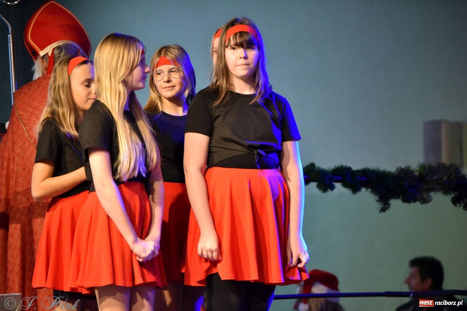 Zdjęcie w galerii na portalu naszraciborz.pl: Tańce, śpiewy i smakołyki. Pietrowicki kiermasz bożonarodzeniowy [FOTO i WIDEO] wiadomości z regionu