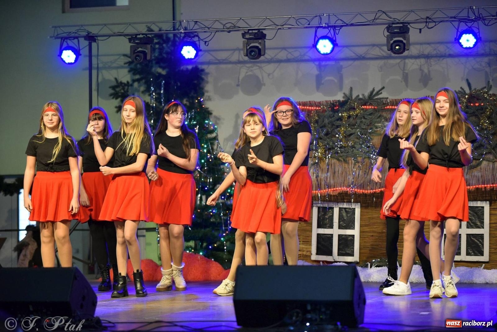 Zdjęcie w galerii na portalu naszraciborz.pl: Tańce, śpiewy i smakołyki. Pietrowicki kiermasz bożonarodzeniowy [FOTO i WIDEO] wiadomości z regionu