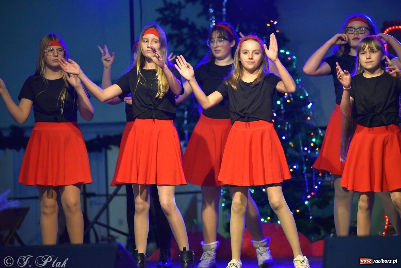 Zdjęcie w galerii na portalu naszraciborz.pl: Tańce, śpiewy i smakołyki. Pietrowicki kiermasz bożonarodzeniowy [FOTO i WIDEO] wiadomości z regionu