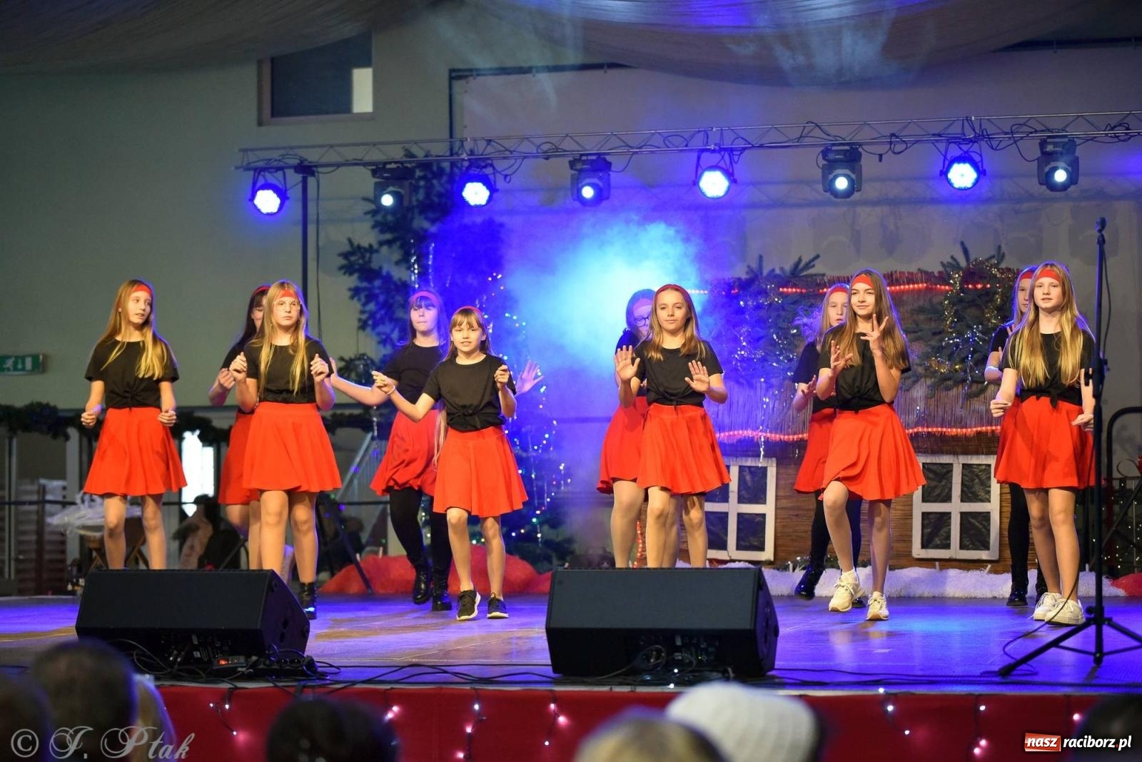 Zdjęcie w galerii na portalu naszraciborz.pl: Tańce, śpiewy i smakołyki. Pietrowicki kiermasz bożonarodzeniowy [FOTO i WIDEO] wiadomości z regionu