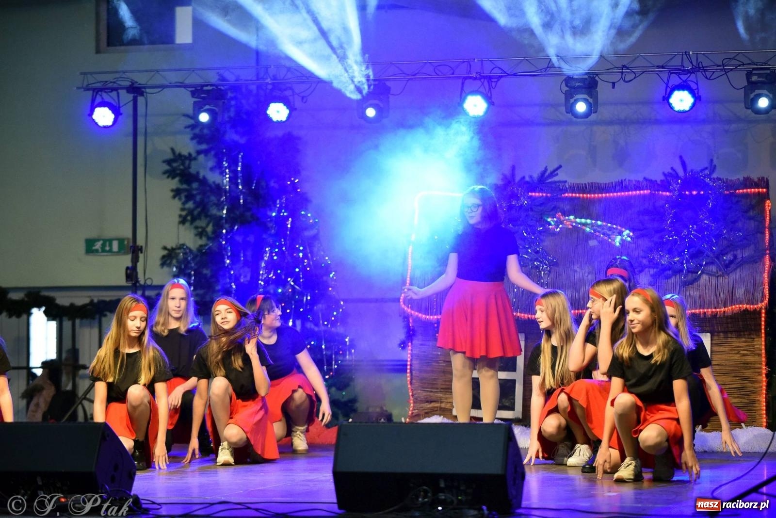 Zdjęcie w galerii na portalu naszraciborz.pl: Tańce, śpiewy i smakołyki. Pietrowicki kiermasz bożonarodzeniowy [FOTO i WIDEO] wiadomości z regionu