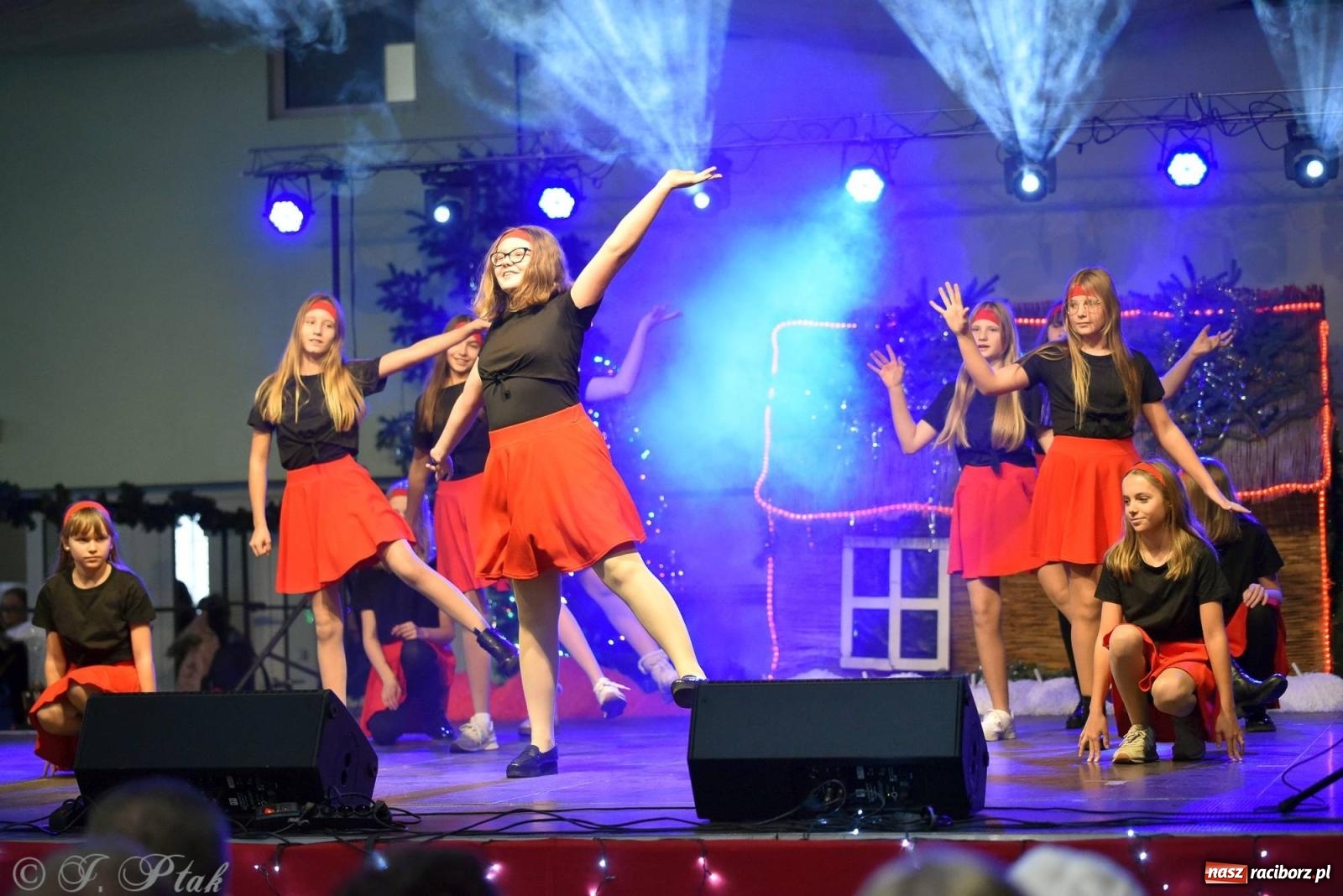 Zdjęcie w galerii na portalu naszraciborz.pl: Tańce, śpiewy i smakołyki. Pietrowicki kiermasz bożonarodzeniowy [FOTO i WIDEO] wiadomości z regionu