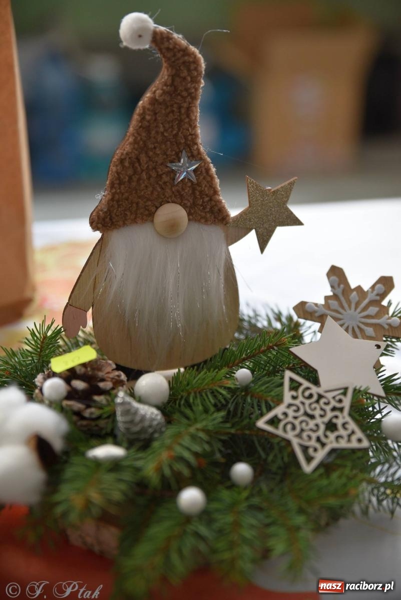 Zdjęcie w galerii na portalu naszraciborz.pl: Tańce, śpiewy i smakołyki. Pietrowicki kiermasz bożonarodzeniowy [FOTO i WIDEO] wiadomości z regionu