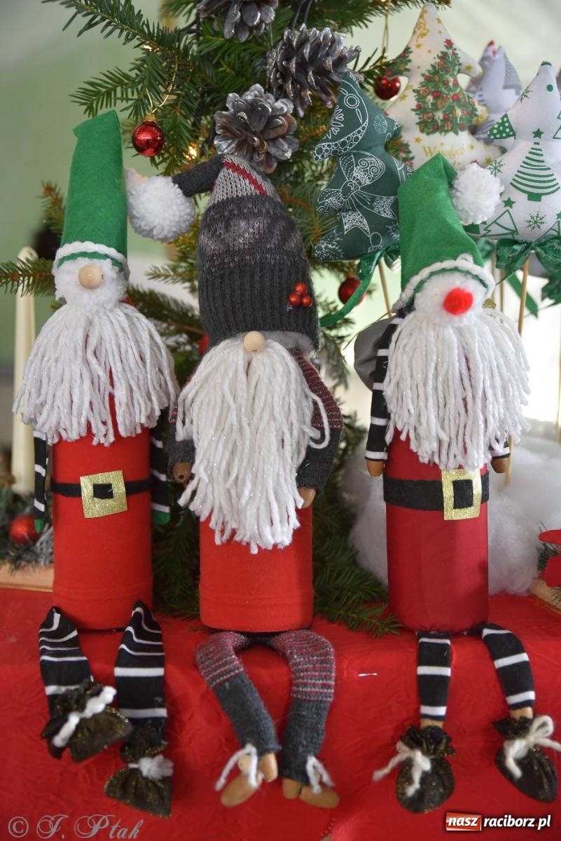 Zdjęcie w galerii na portalu naszraciborz.pl: Tańce, śpiewy i smakołyki. Pietrowicki kiermasz bożonarodzeniowy [FOTO i WIDEO] wiadomości z regionu