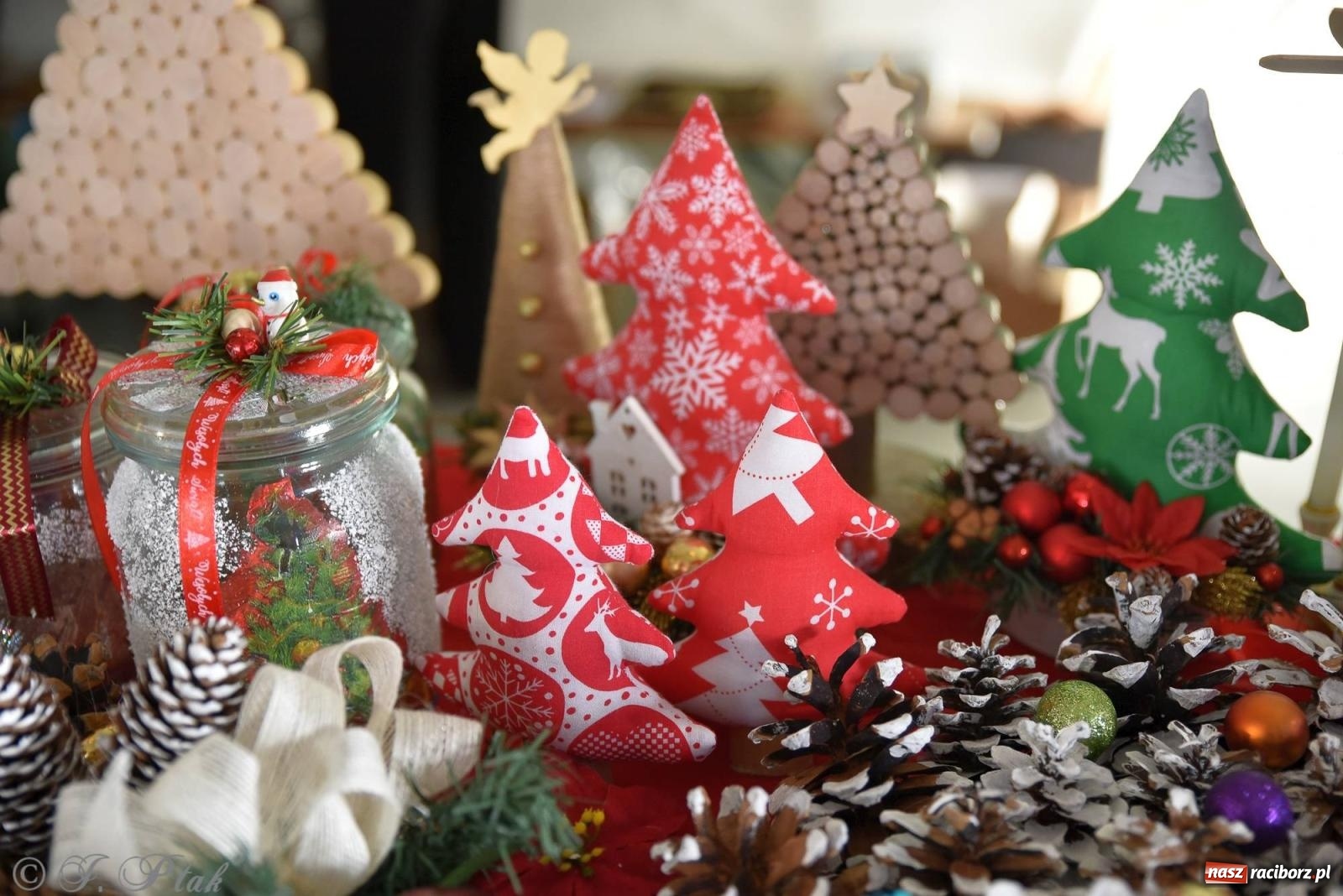 Zdjęcie w galerii na portalu naszraciborz.pl: Tańce, śpiewy i smakołyki. Pietrowicki kiermasz bożonarodzeniowy [FOTO i WIDEO] wiadomości z regionu