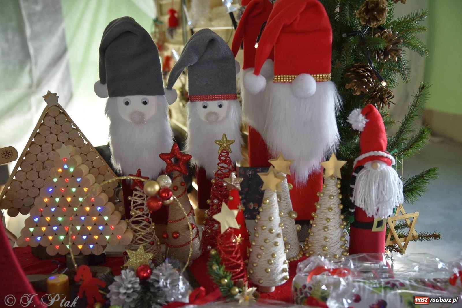 Zdjęcie w galerii na portalu naszraciborz.pl: Tańce, śpiewy i smakołyki. Pietrowicki kiermasz bożonarodzeniowy [FOTO i WIDEO] wiadomości z regionu