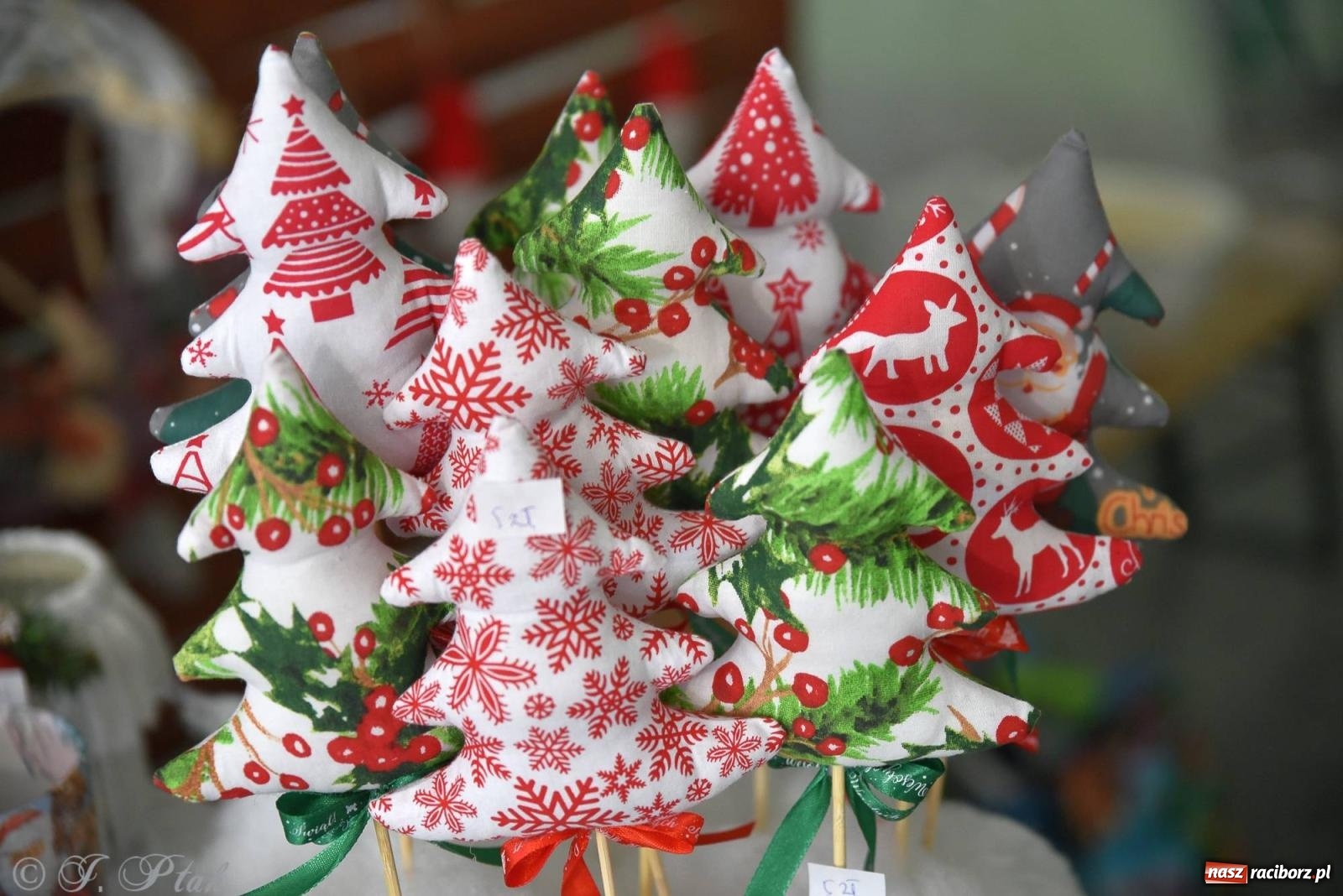 Zdjęcie w galerii na portalu naszraciborz.pl: Tańce, śpiewy i smakołyki. Pietrowicki kiermasz bożonarodzeniowy [FOTO i WIDEO] wiadomości z regionu