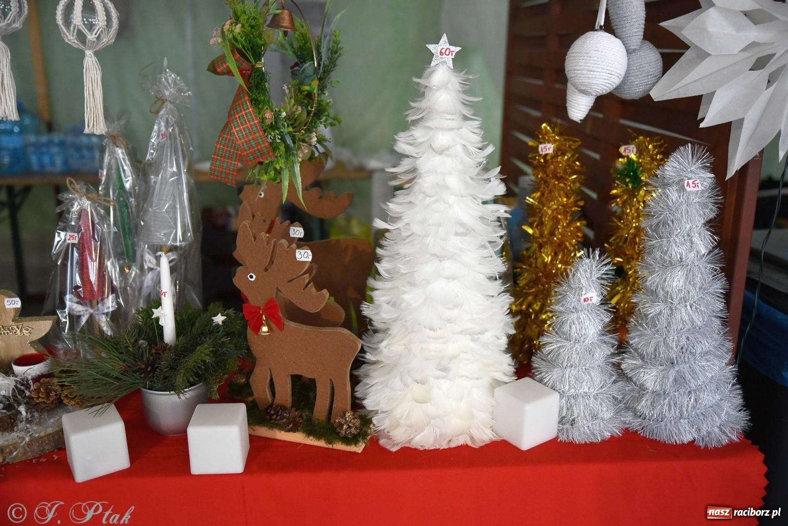 Zdjęcie w galerii na portalu naszraciborz.pl: Tańce, śpiewy i smakołyki. Pietrowicki kiermasz bożonarodzeniowy [FOTO i WIDEO] wiadomości z regionu