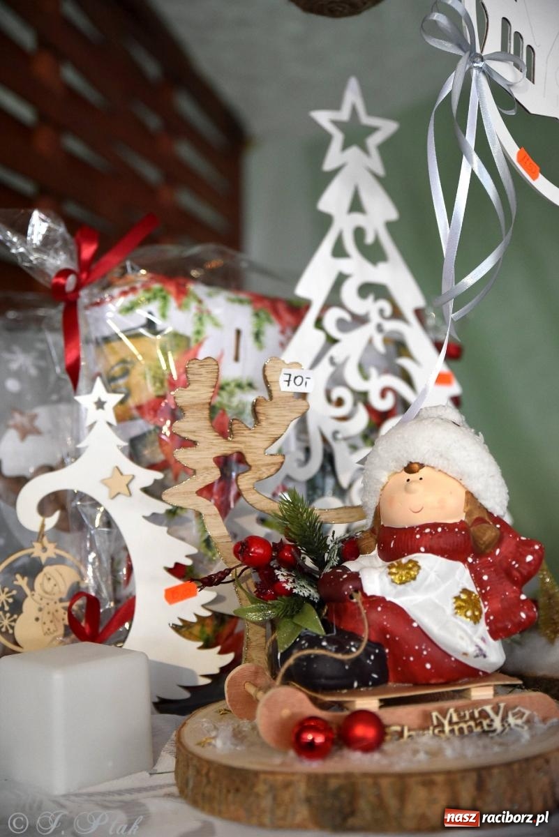 Zdjęcie w galerii na portalu naszraciborz.pl: Tańce, śpiewy i smakołyki. Pietrowicki kiermasz bożonarodzeniowy [FOTO i WIDEO] wiadomości z regionu