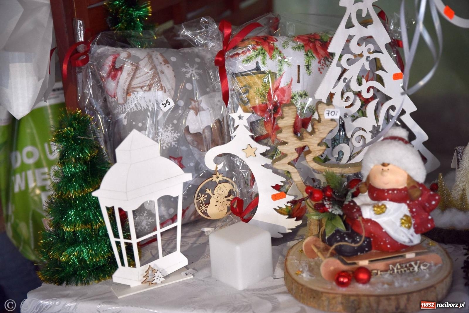 Zdjęcie w galerii na portalu naszraciborz.pl: Tańce, śpiewy i smakołyki. Pietrowicki kiermasz bożonarodzeniowy [FOTO i WIDEO] wiadomości z regionu