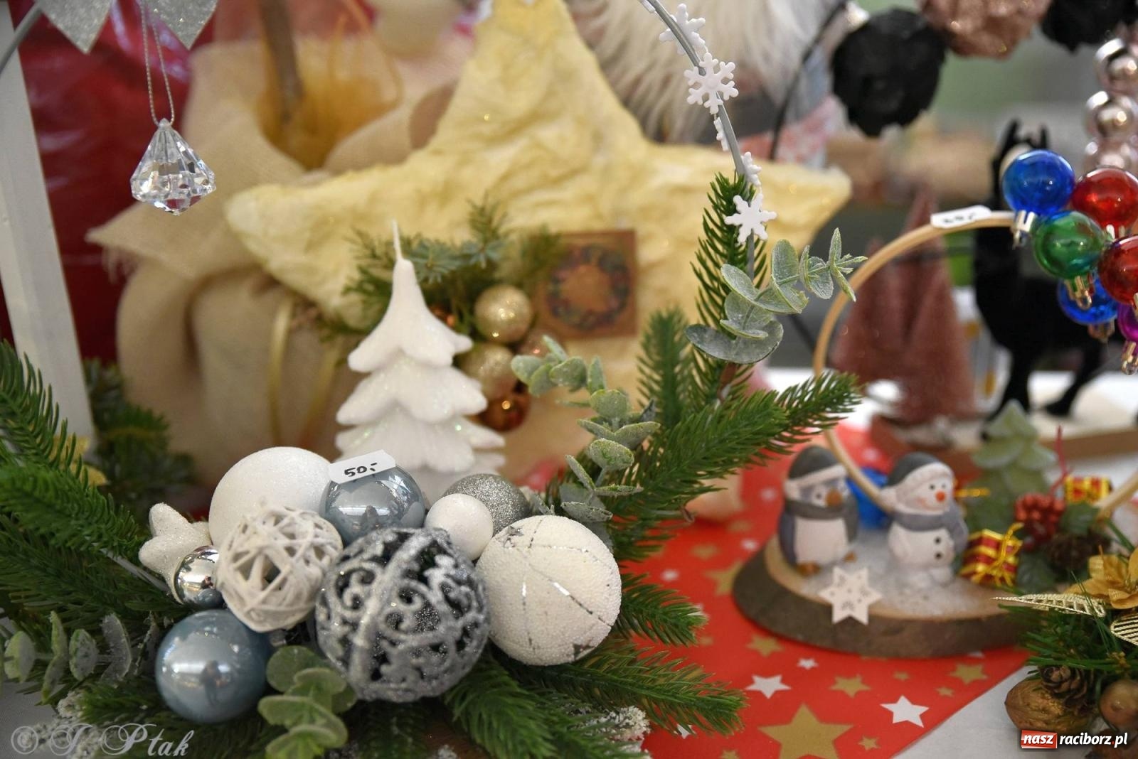 Zdjęcie w galerii na portalu naszraciborz.pl: Tańce, śpiewy i smakołyki. Pietrowicki kiermasz bożonarodzeniowy [FOTO i WIDEO] wiadomości z regionu