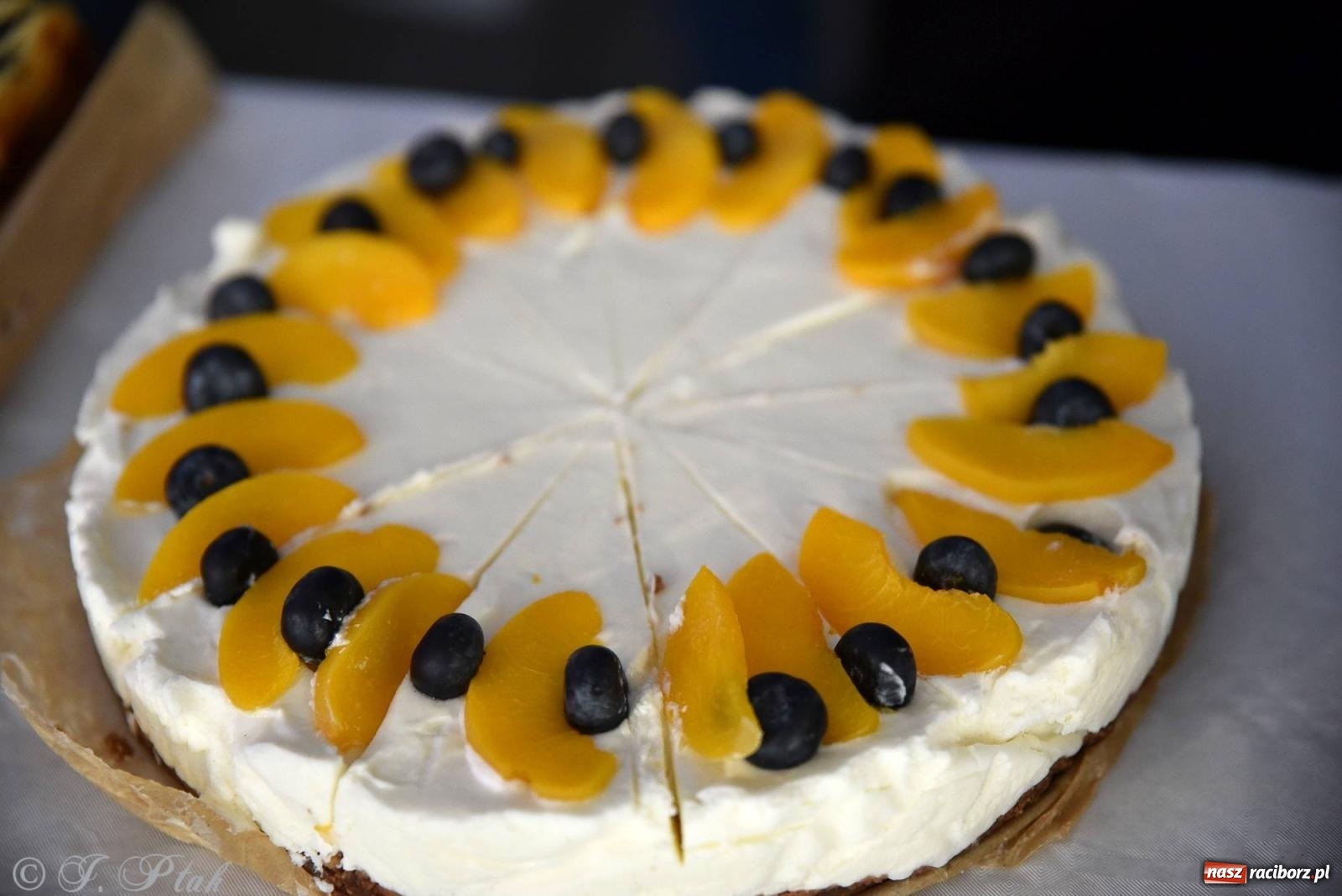 Zdjęcie w galerii na portalu naszraciborz.pl: Tańce, śpiewy i smakołyki. Pietrowicki kiermasz bożonarodzeniowy [FOTO i WIDEO] wiadomości z regionu