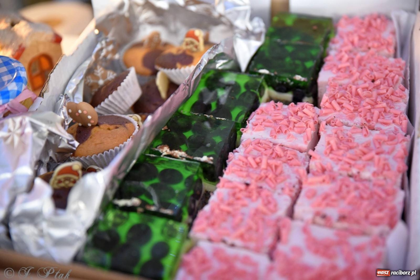 Zdjęcie w galerii na portalu naszraciborz.pl: Tańce, śpiewy i smakołyki. Pietrowicki kiermasz bożonarodzeniowy [FOTO i WIDEO] wiadomości z regionu