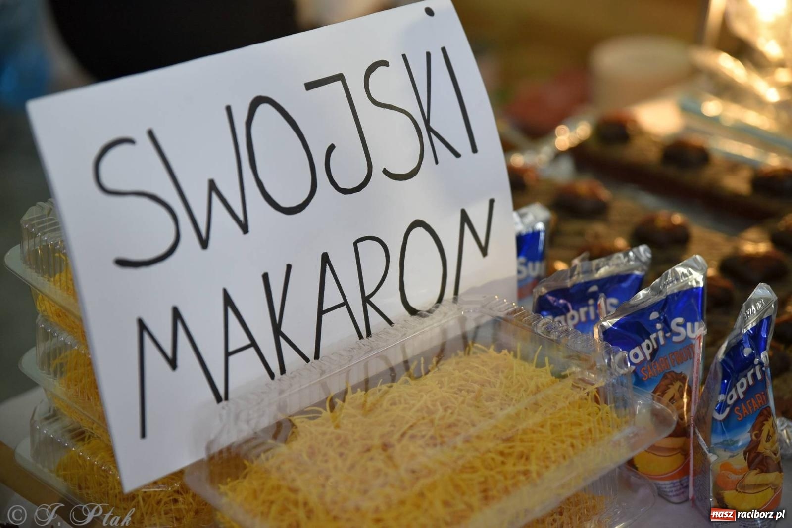 Zdjęcie w galerii na portalu naszraciborz.pl: Tańce, śpiewy i smakołyki. Pietrowicki kiermasz bożonarodzeniowy [FOTO i WIDEO] wiadomości z regionu