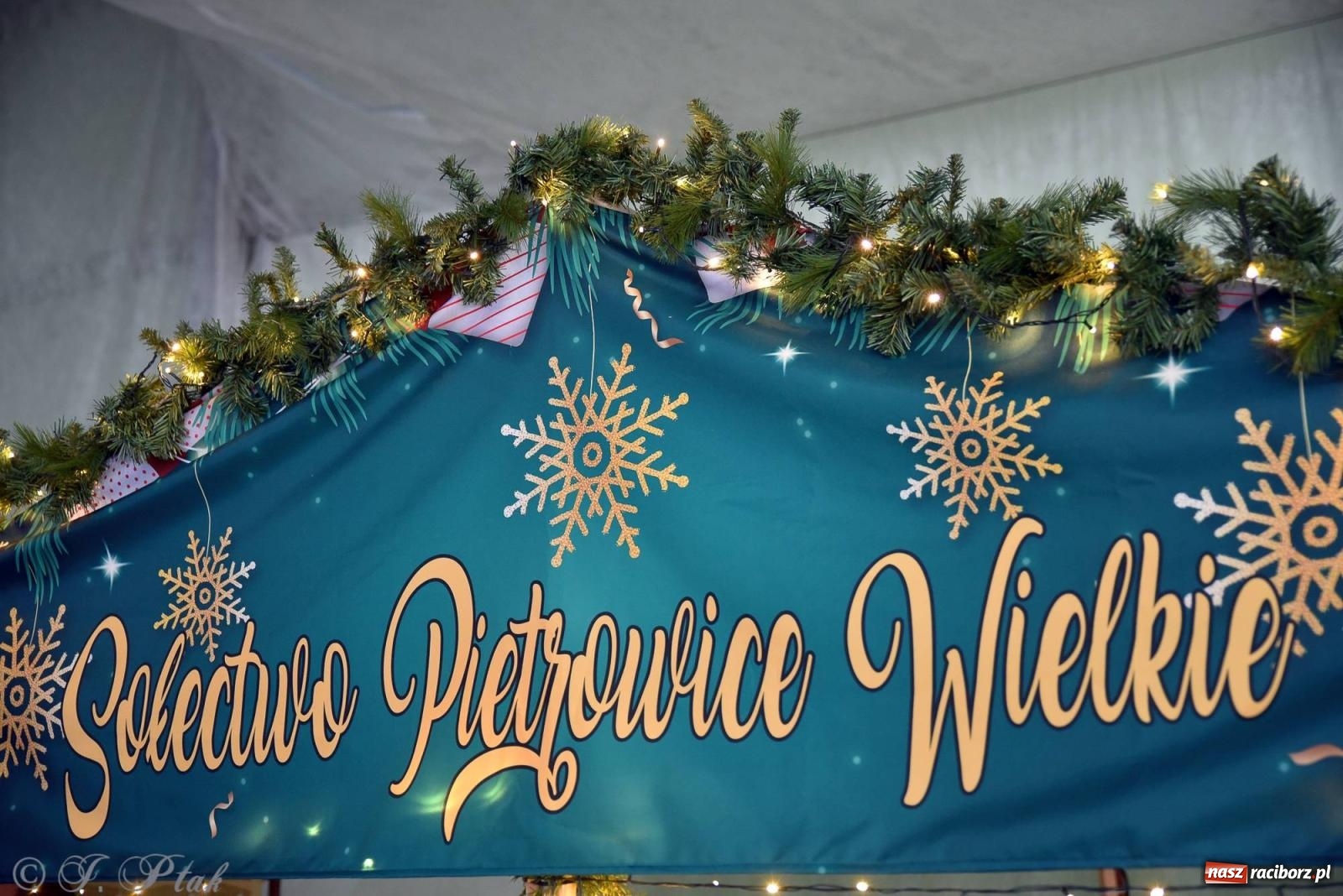 Zdjęcie w galerii na portalu naszraciborz.pl: Tańce, śpiewy i smakołyki. Pietrowicki kiermasz bożonarodzeniowy [FOTO i WIDEO] wiadomości z regionu