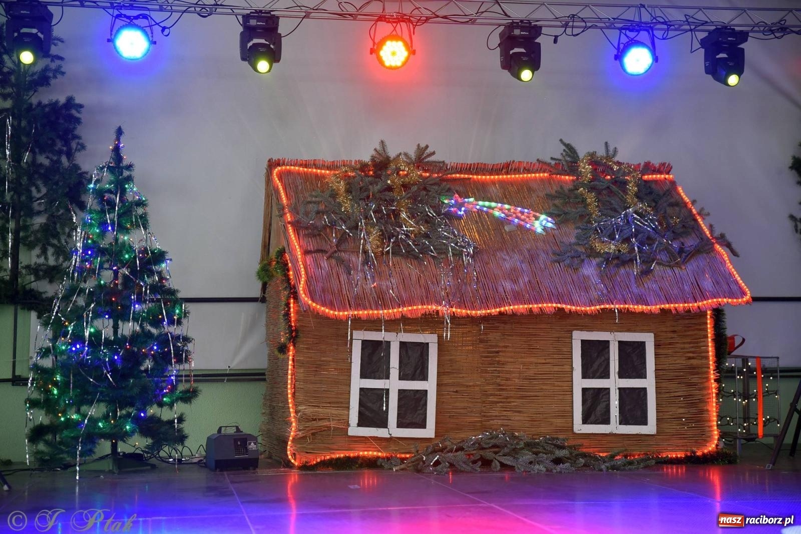 Zdjęcie w galerii na portalu naszraciborz.pl: Tańce, śpiewy i smakołyki. Pietrowicki kiermasz bożonarodzeniowy [FOTO i WIDEO] wiadomości z regionu