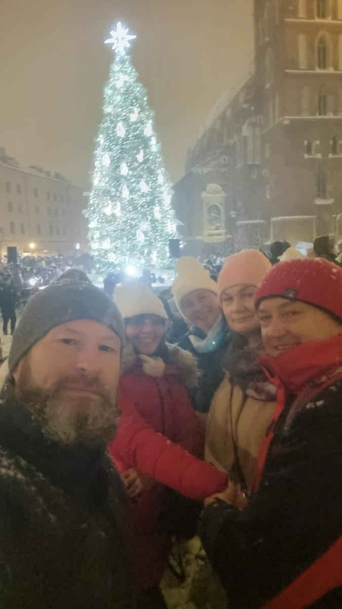 Zdjęcie w galerii na portalu naszraciborz.pl: Ekipa z raciborskiego PTTK na rozświetleniu krakowskiej choinki wiadomości z regionu
