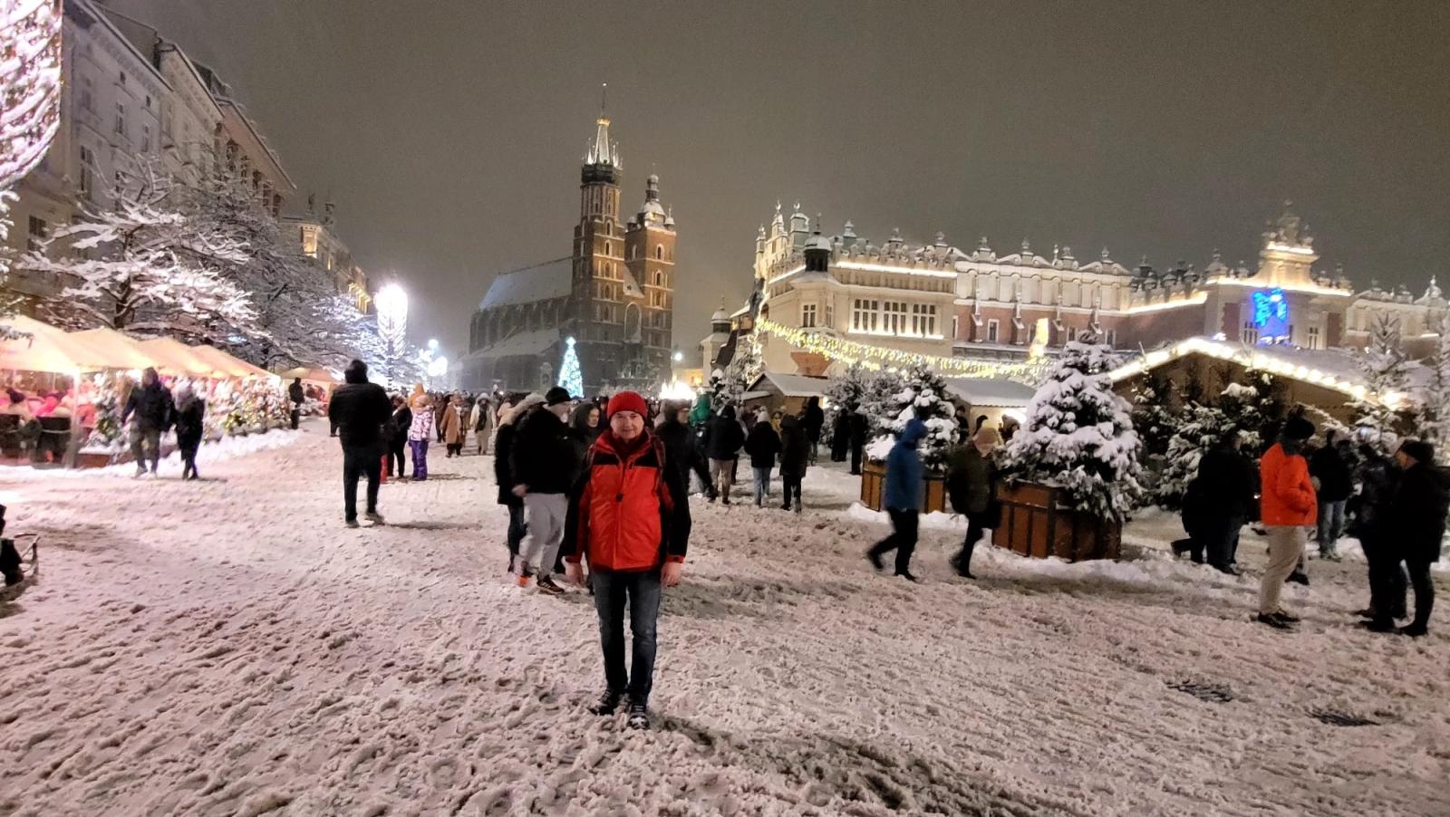 Zdjęcie w galerii na portalu naszraciborz.pl: Ekipa z raciborskiego PTTK na rozświetleniu krakowskiej choinki wiadomości z regionu