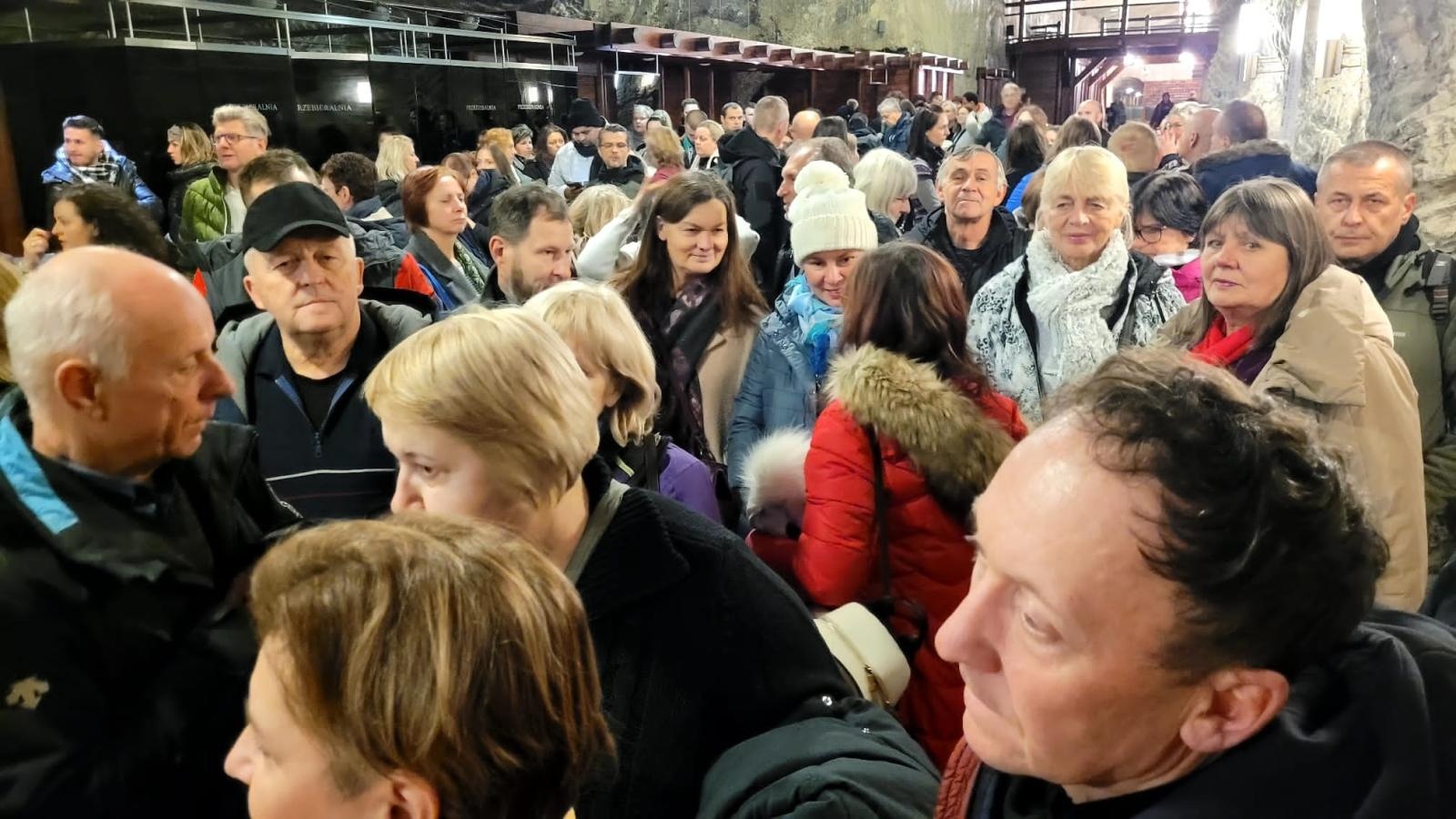 Zdjęcie w galerii na portalu naszraciborz.pl: Ekipa z raciborskiego PTTK na rozświetleniu krakowskiej choinki wiadomości z regionu