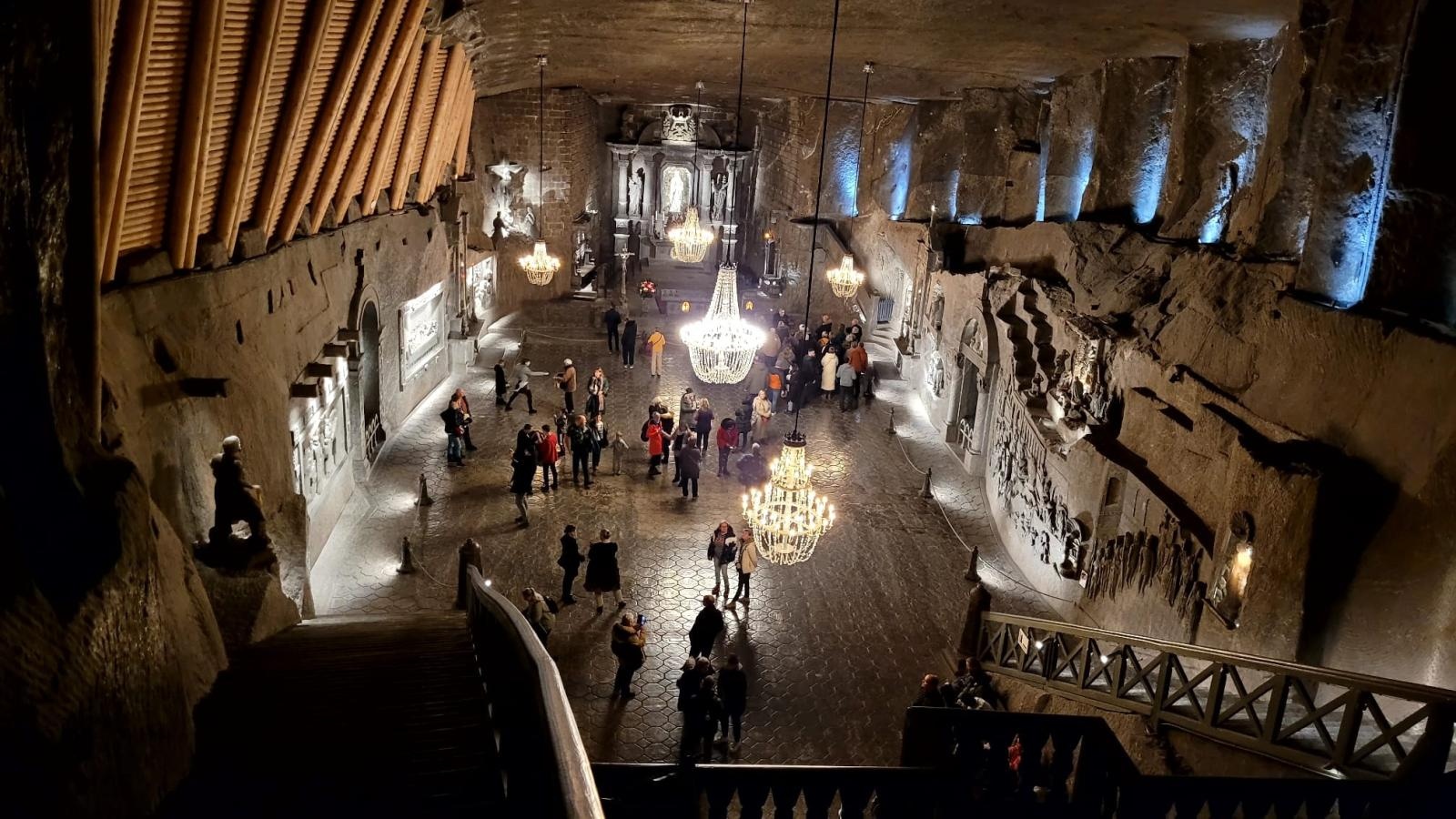 Zdjęcie w galerii na portalu naszraciborz.pl: Ekipa z raciborskiego PTTK na rozświetleniu krakowskiej choinki wiadomości z regionu