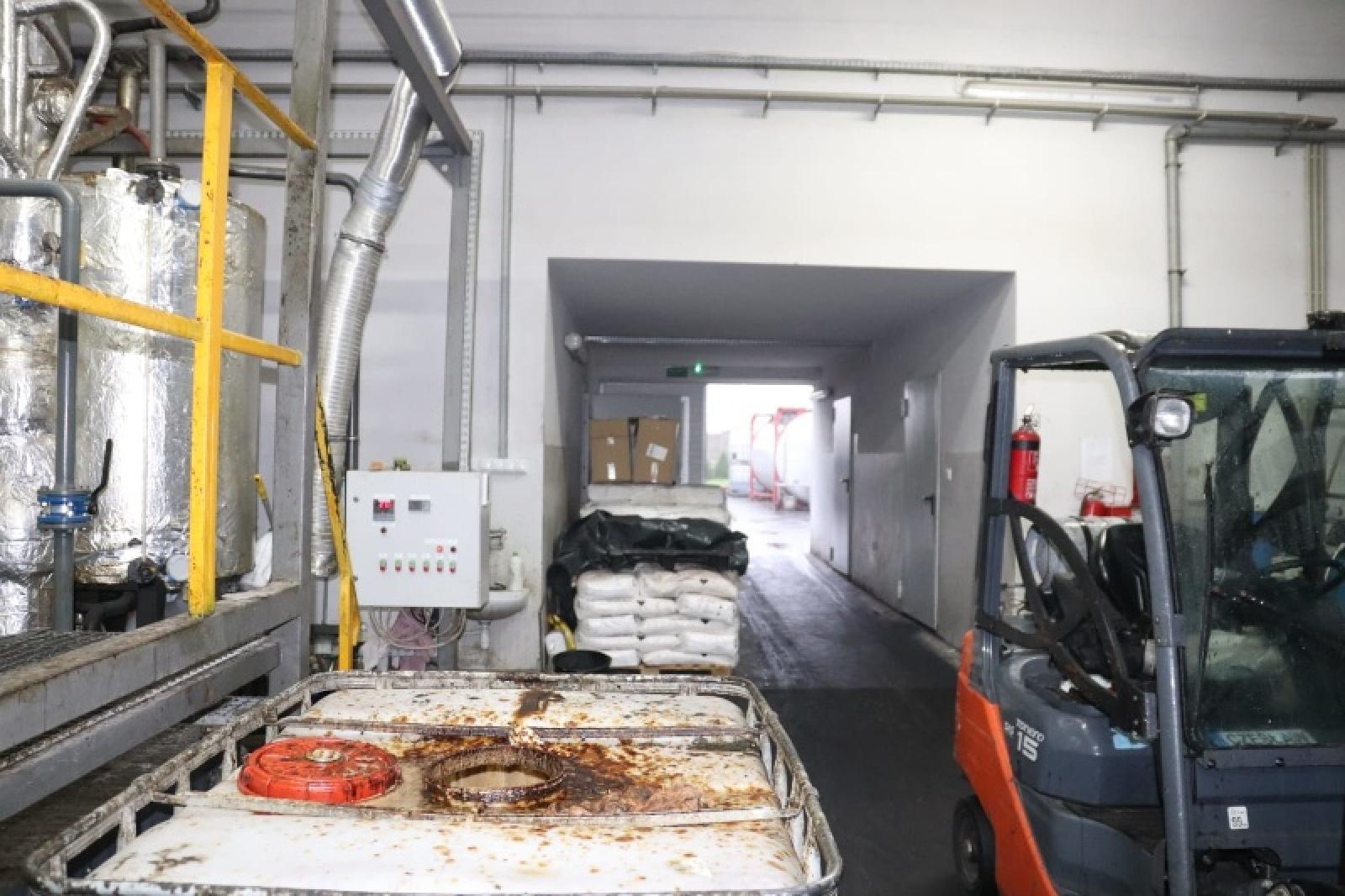 Zdjęcie w galerii na portalu naszraciborz.pl: Stary olej ze smażalni i brudne pieniądze. Śląscy pogranicznicy z Raciborza pomogli rozbić gang wiadomości z regionu