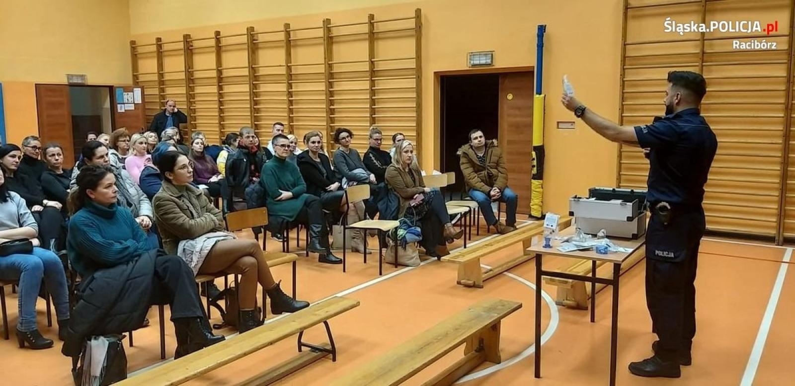 Zdjęcie w galerii na portalu naszraciborz.pl: Policjant szkolił nauczycieli i rodziców w SP 13 wiadomości z regionu