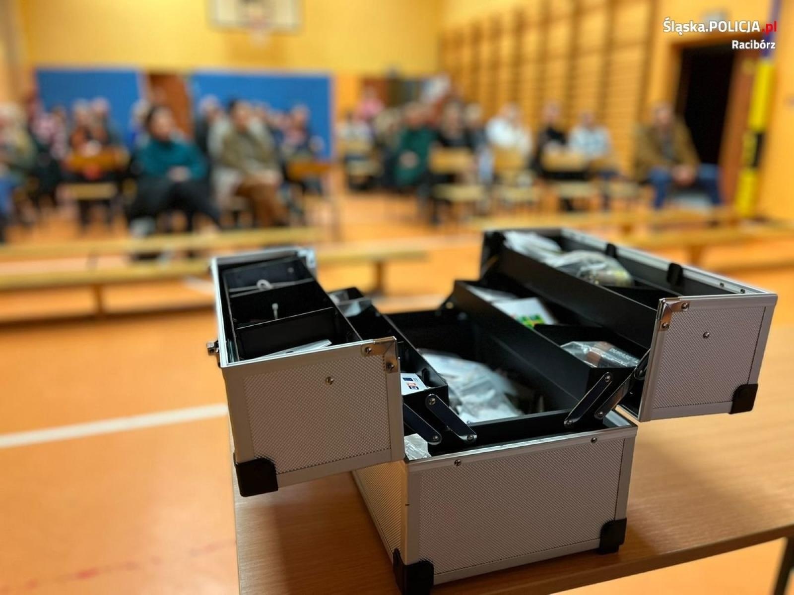 Zdjęcie w galerii na portalu naszraciborz.pl: Policjant szkolił nauczycieli i rodziców w SP 13 wiadomości z regionu