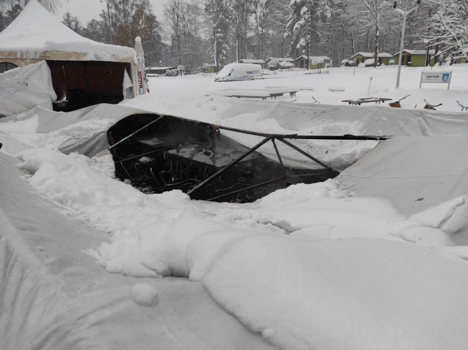 Zdjęcie w galerii na portalu naszraciborz.pl: Pożar namiotu w Szymocicach wiadomości z regionu