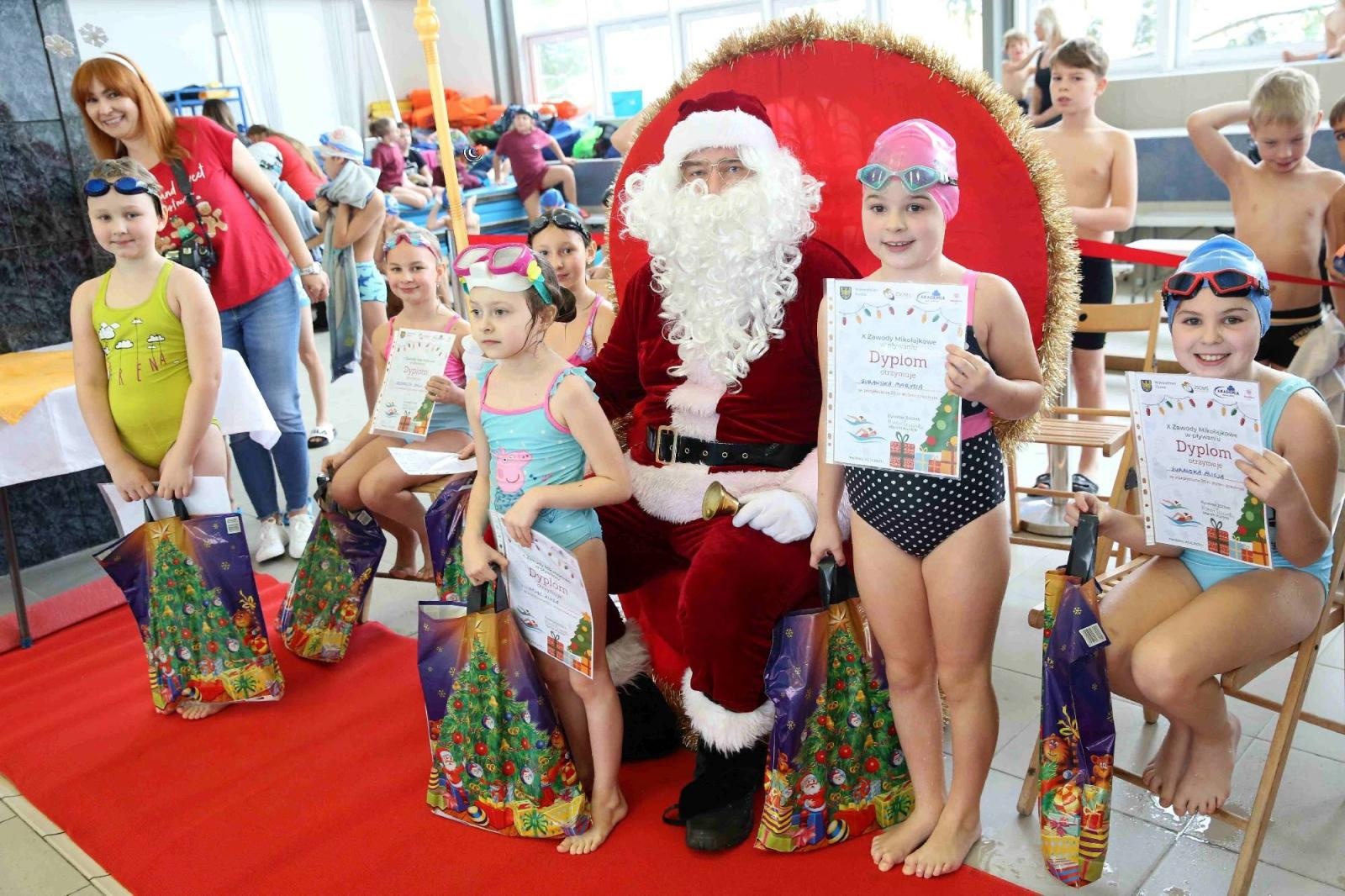 Zdjęcie w galerii na portalu naszraciborz.pl: W ZSOMS mają już Christmas Time. Zaczęli od mikołajkowych zawodów wiadomości z regionu