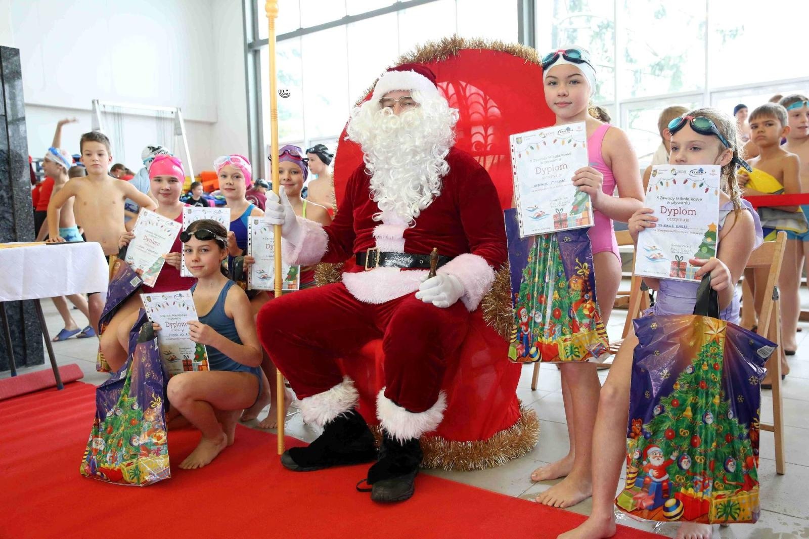 Zdjęcie w galerii na portalu naszraciborz.pl: W ZSOMS mają już Christmas Time. Zaczęli od mikołajkowych zawodów wiadomości z regionu